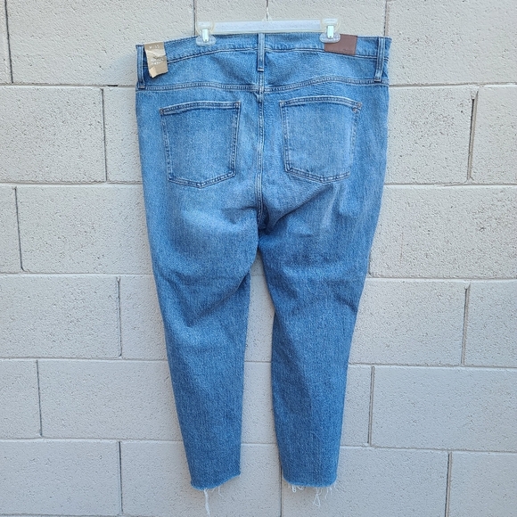Madewell | The Perfect Vintage Jean in Enmore Wash: Raw-Hem Edition Plus Size 35 - Picture 8 of 13